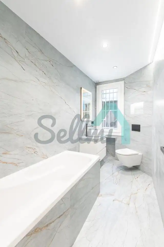 Baño de Piso en venta en Oviedo  con Calefacción, Trastero y Balcón