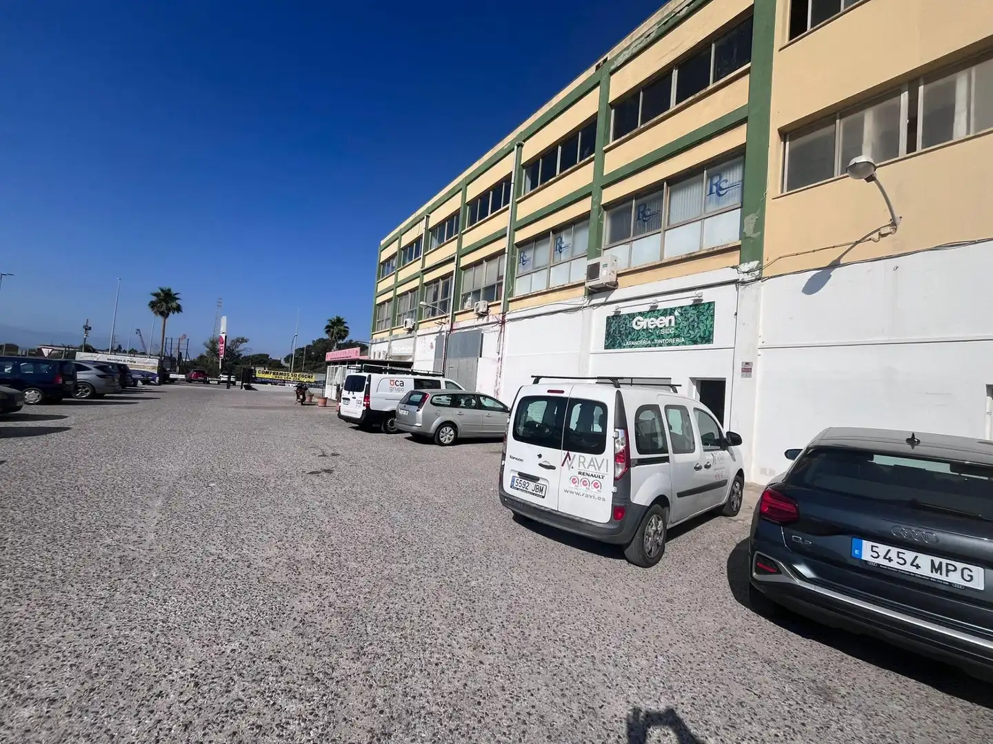 Parkplatz von Fabrikhallen zur Miete in San Roque