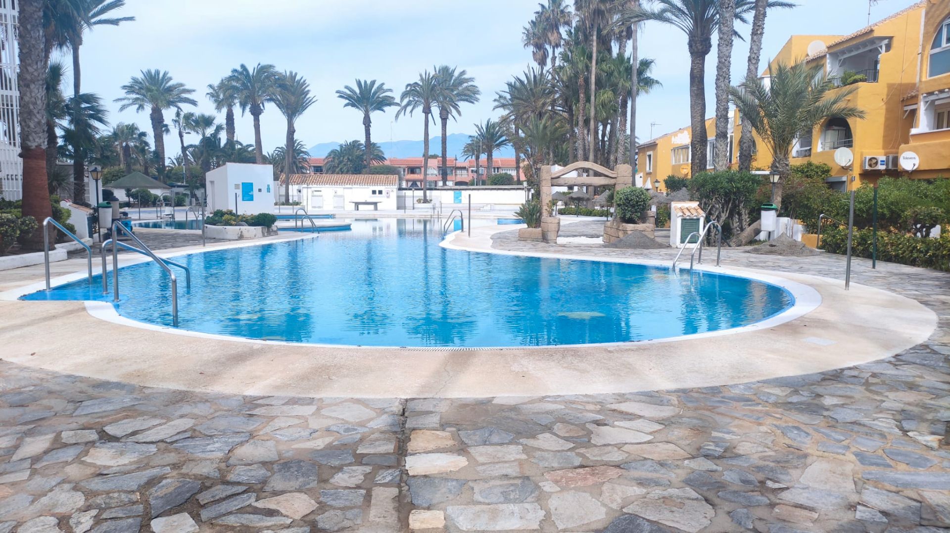 Piscina de Casa adosada en venda en Roquetas de Mar amb Aire condicionat, Jardí privat i Parquet