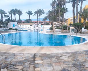 Piscina de Casa adosada en venda en Roquetas de Mar amb Aire condicionat, Jardí privat i Parquet