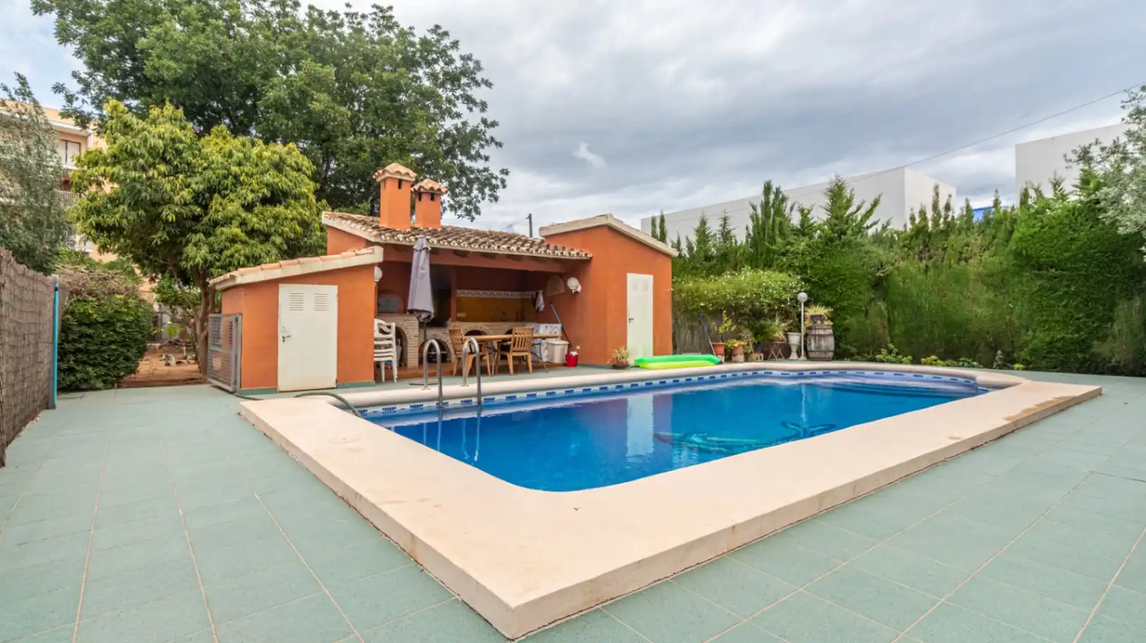Außenansicht von Haus oder Chalet zum Verkauf in Dénia mit Klimaanlage, Heizung und Privatgarten