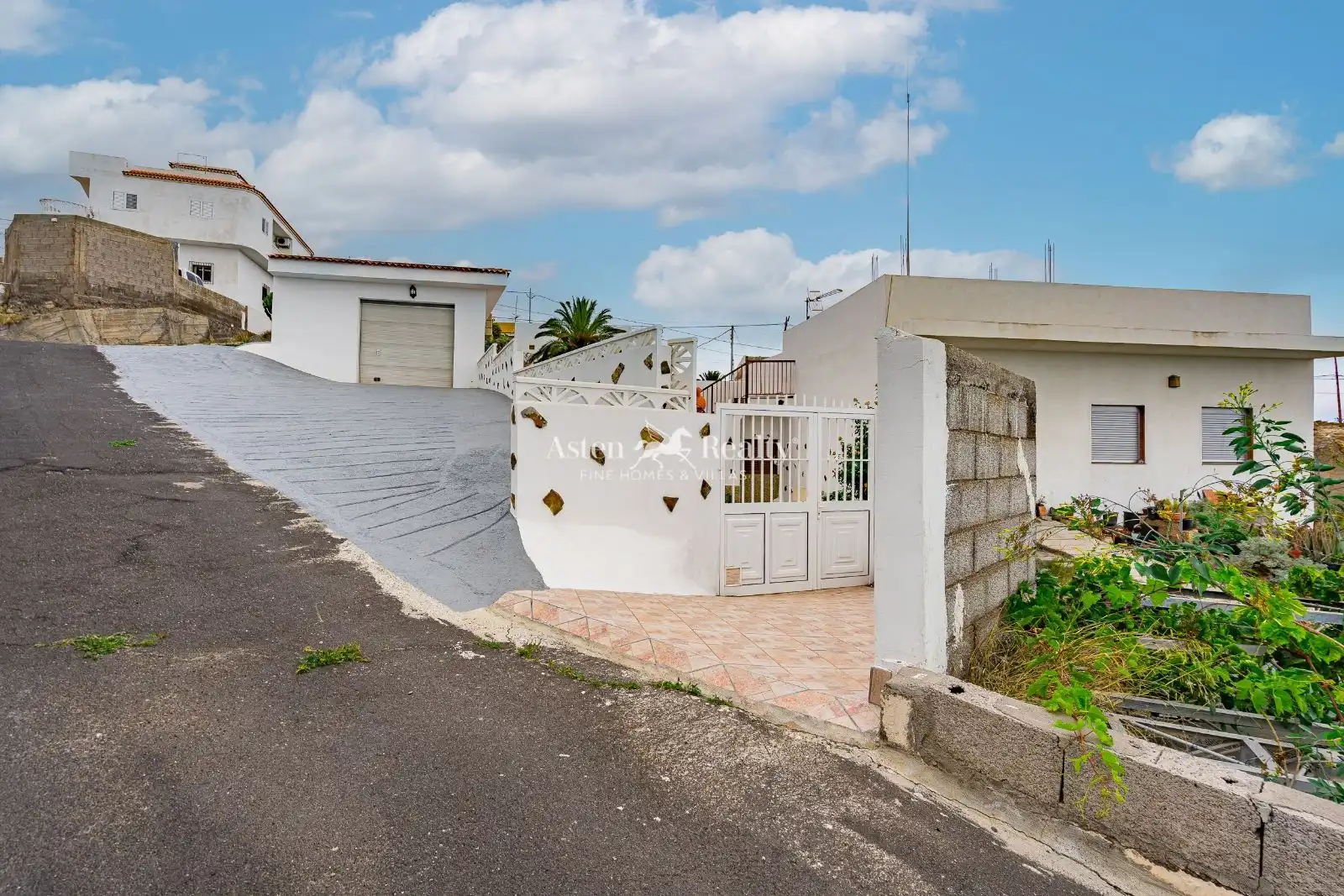 Vista exterior de Casa o xalet en venda en Granadilla de Abona amb Jardí privat, Terrassa i Traster