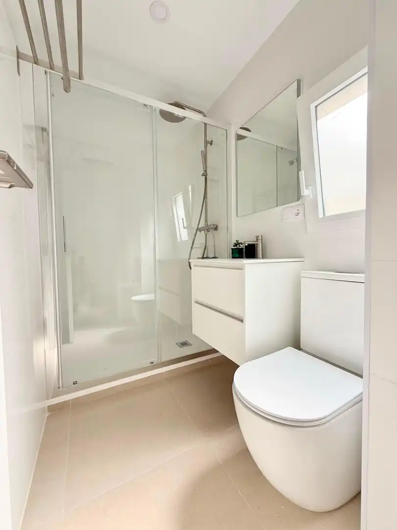 Badezimmer von Wohnung zur Miete in Valencia mit Klimaanlage, Heizung und Möbliert