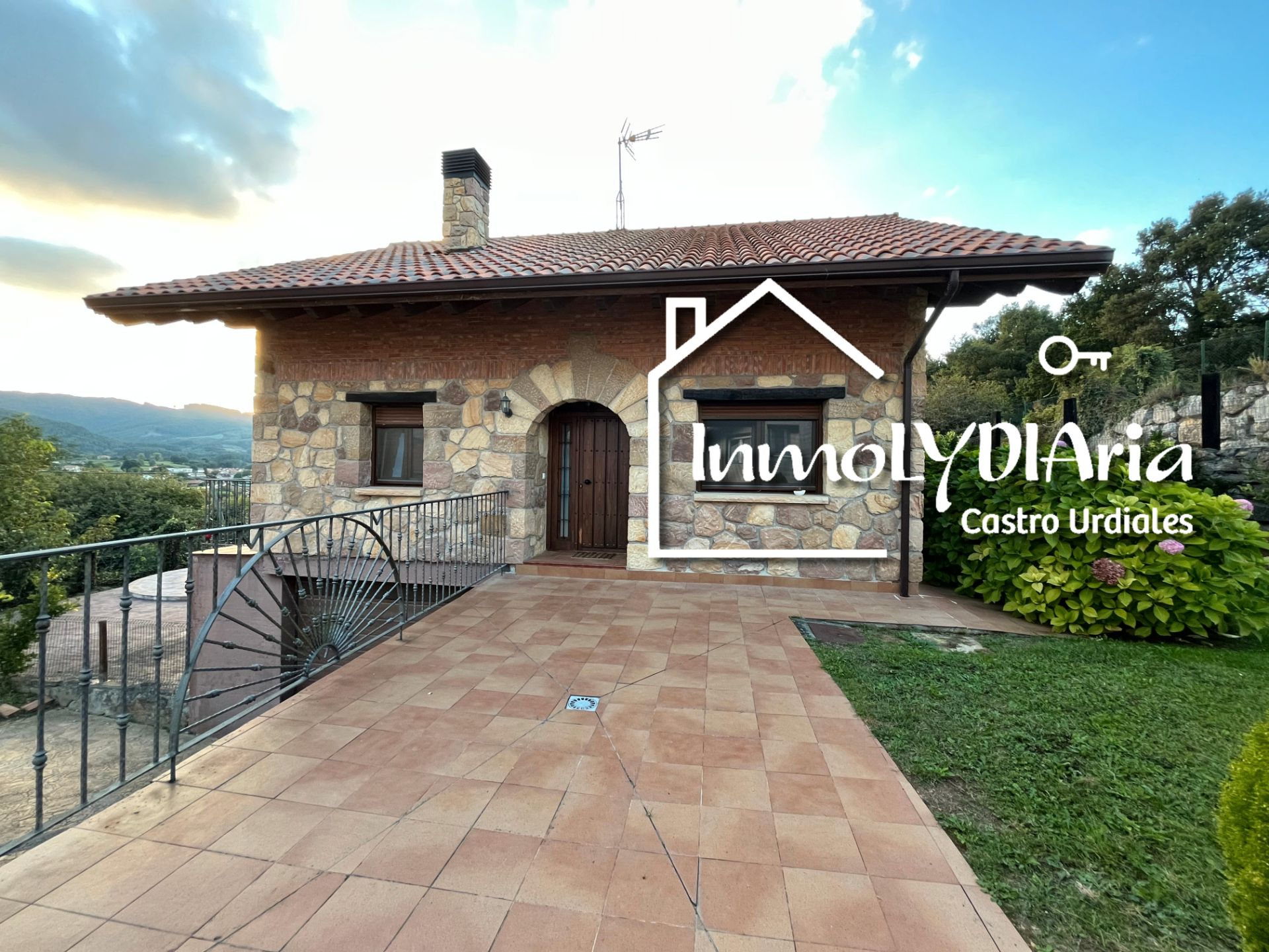 Vista exterior de Casa o chalet en venta en Castro-Urdiales con Calefacción, Jardín privado y Parquet