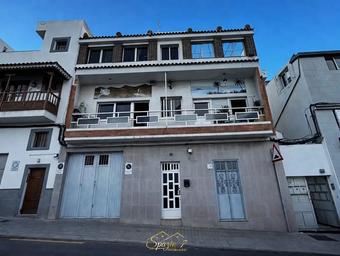 Vista exterior de Casa adosada en venda en Las Palmas de Gran Canaria amb Terrassa, Forn i Rentadora