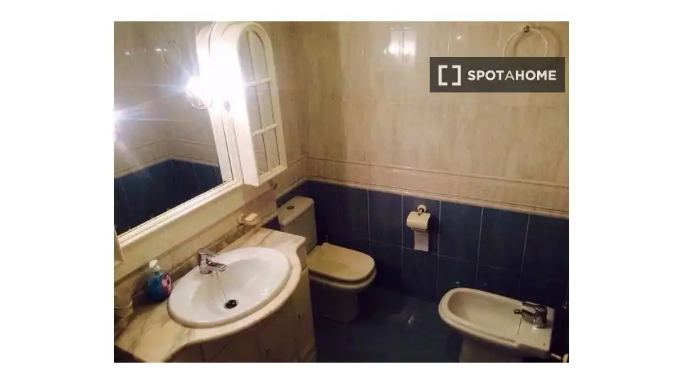 Baño de Piso de alquiler en Valencia con Aire acondicionado, Calefacción y Amueblado