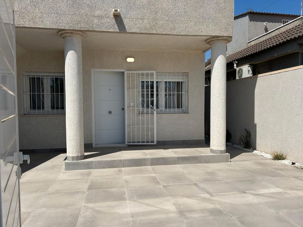 Vista exterior de Apartamento en venta en Torrevieja con Aire acondicionado, Jardín privado y Terraza