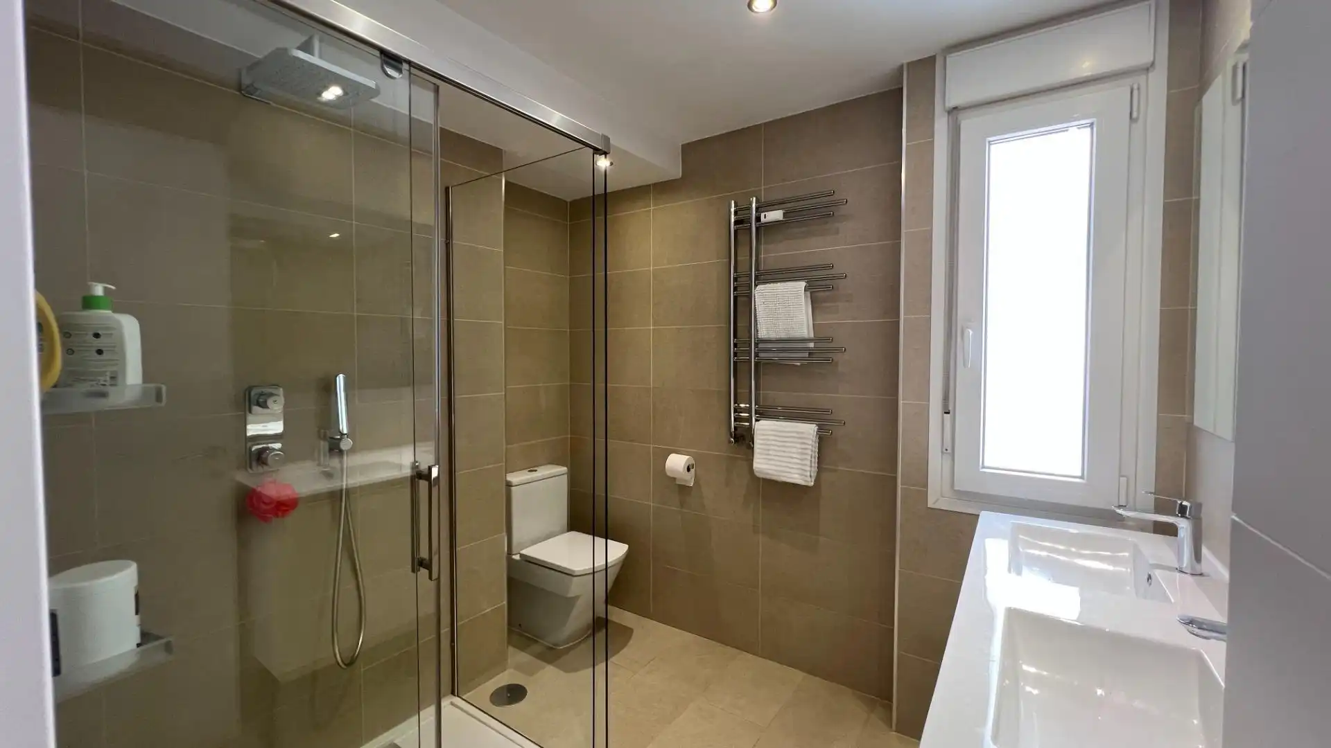 Bathroom of Flat for sale in Madrid  with Air Conditioner, Heating and Parquet flooring