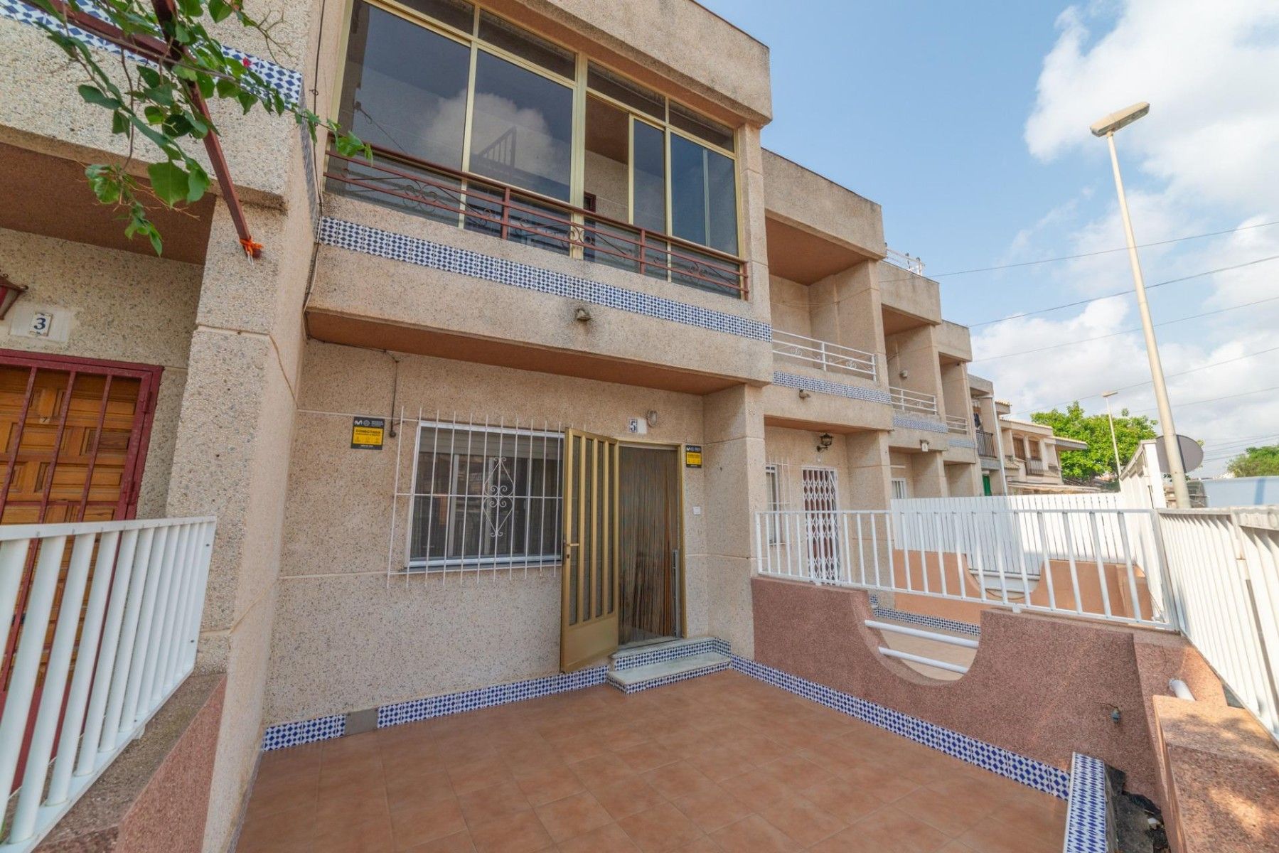 Vista exterior de Casa o xalet en venda en San Pedro del Pinatar amb Aire condicionat, Jardí privat i Terrassa
