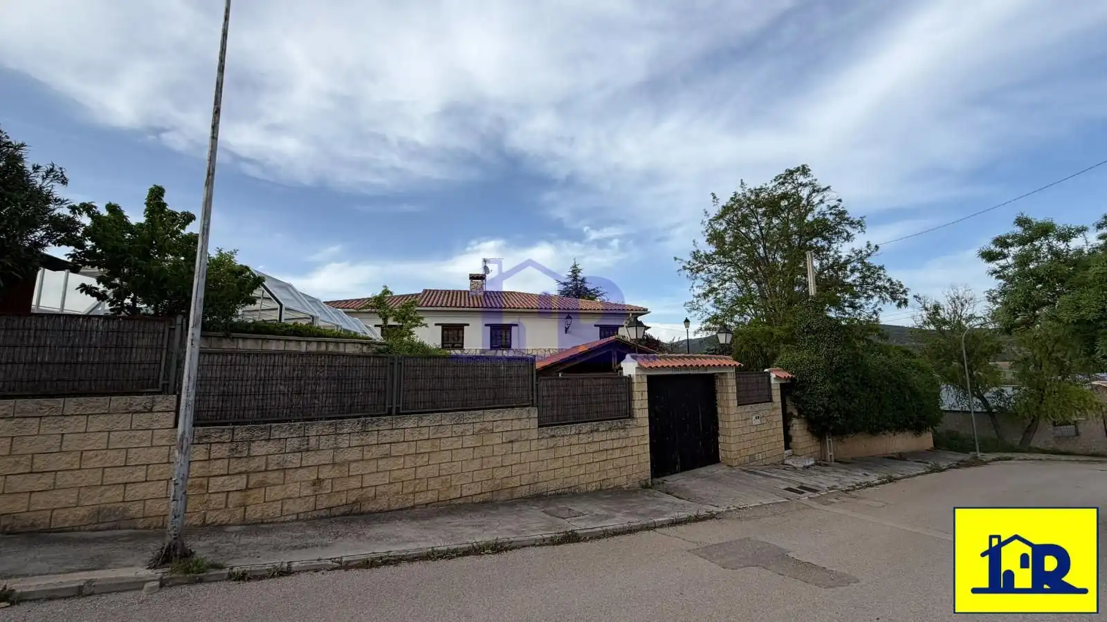 Vista exterior de Casa o xalet en venda en Villalba de la Sierra amb Calefacció, Traster i Piscina
