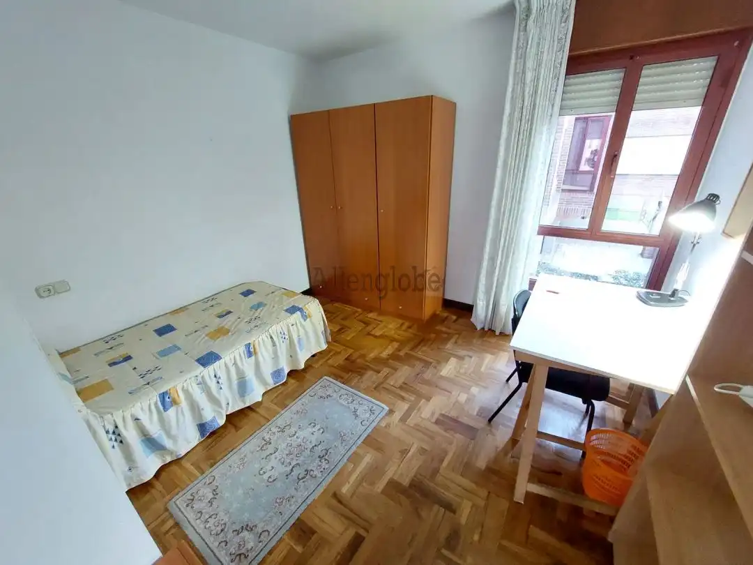 Bedroom of Flat for rent in Oviedo   with Heating