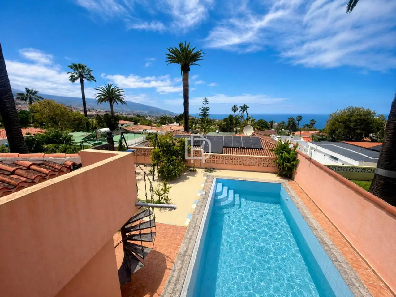 Vista exterior de Casa o xalet en venda en La Orotava amb Jardí privat, Piscina i Moblat