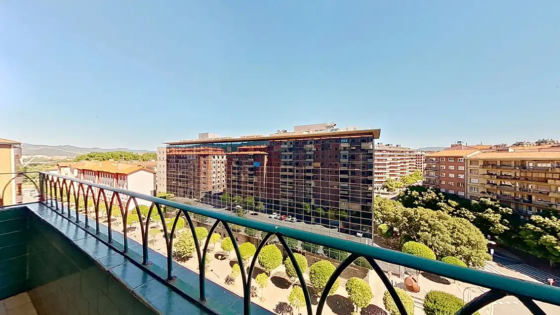 Vista exterior de Pis en venda en  Pamplona / Iruña amb Terrassa i Balcó