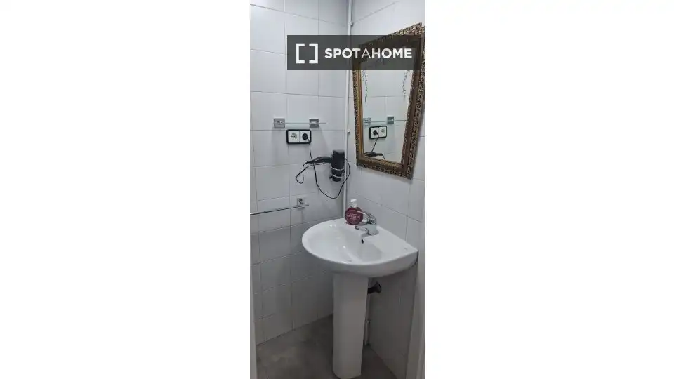 Badezimmer von Wohnung zur Miete in Rubí mit Klimaanlage, Heizung und Möbliert
