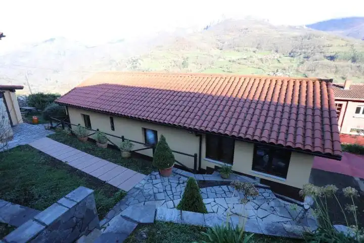 Vista exterior de Finca rústica en venda en Quirós amb Calefacció, Jardí privat i Terrassa