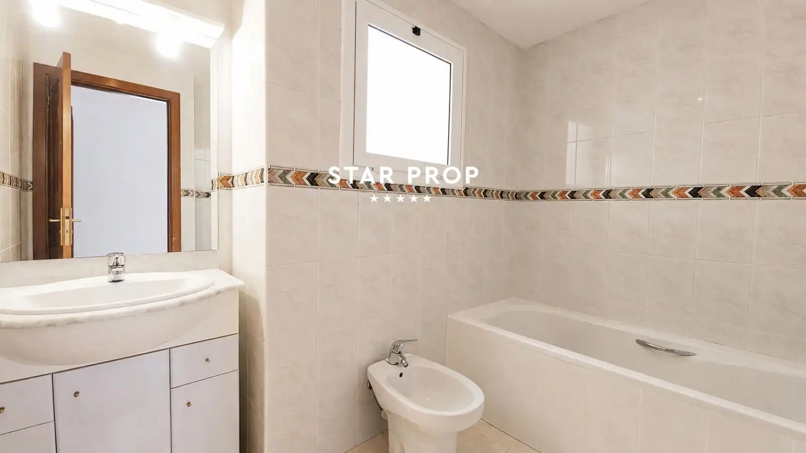 Badezimmer von Dachboden zum Verkauf in Llançà mit Klimaanlage, Heizung und Terrasse