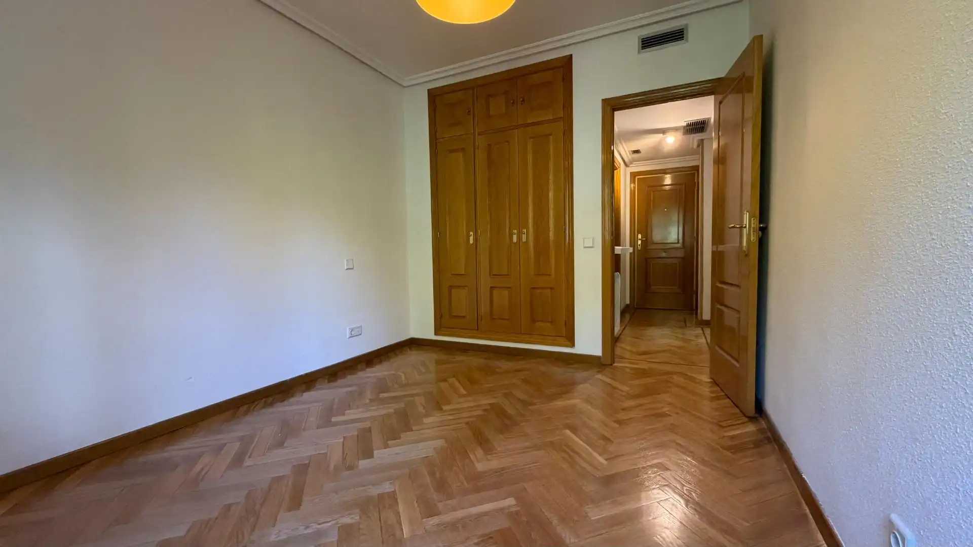Dormitori de Pis de lloguer en Madrid amb Aire condicionat, Calefacció i Parquet