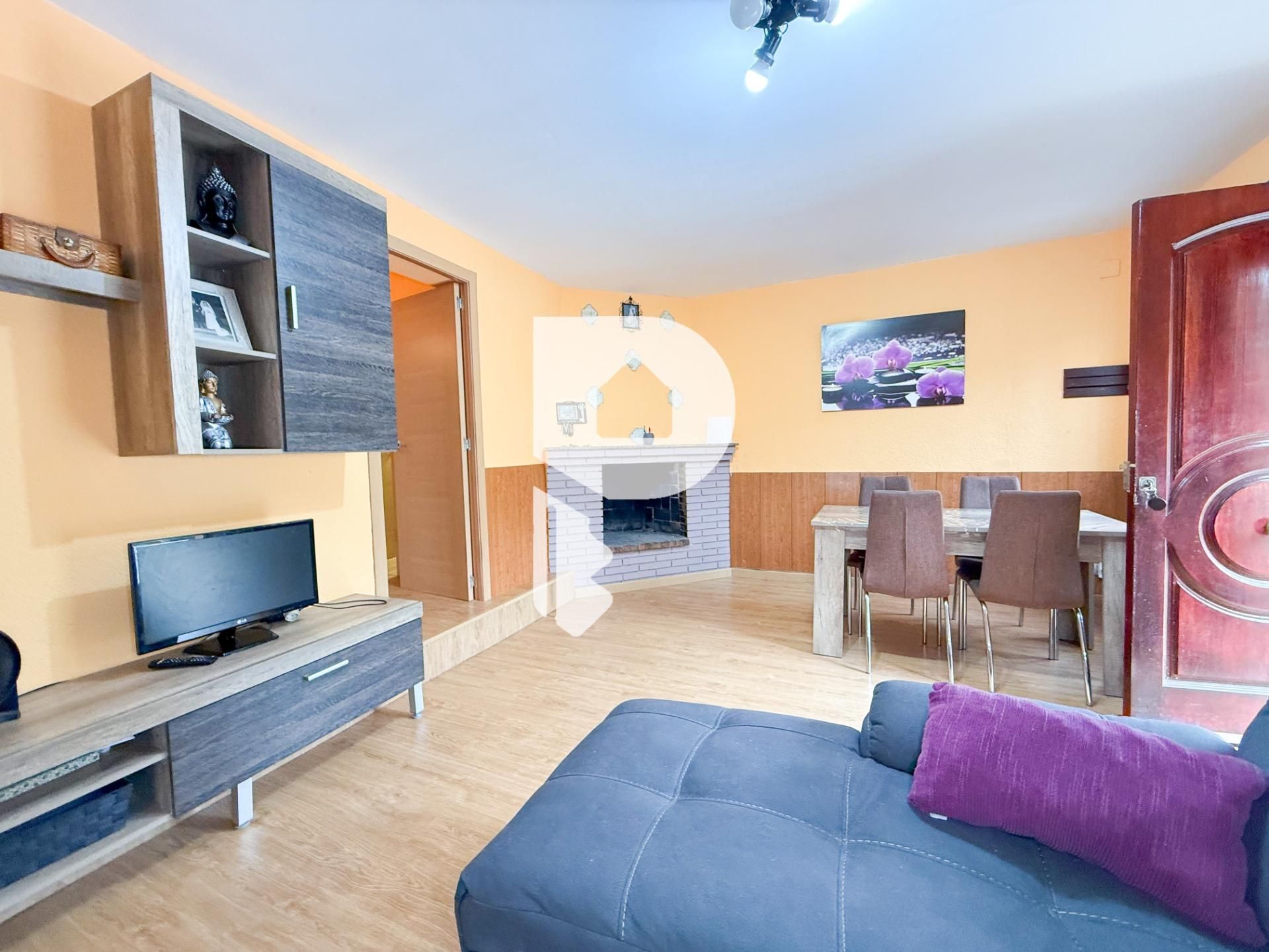 Sala d'estar de Casa o xalet en venda en Vallirana amb Jardí privat, Parquet i Terrassa