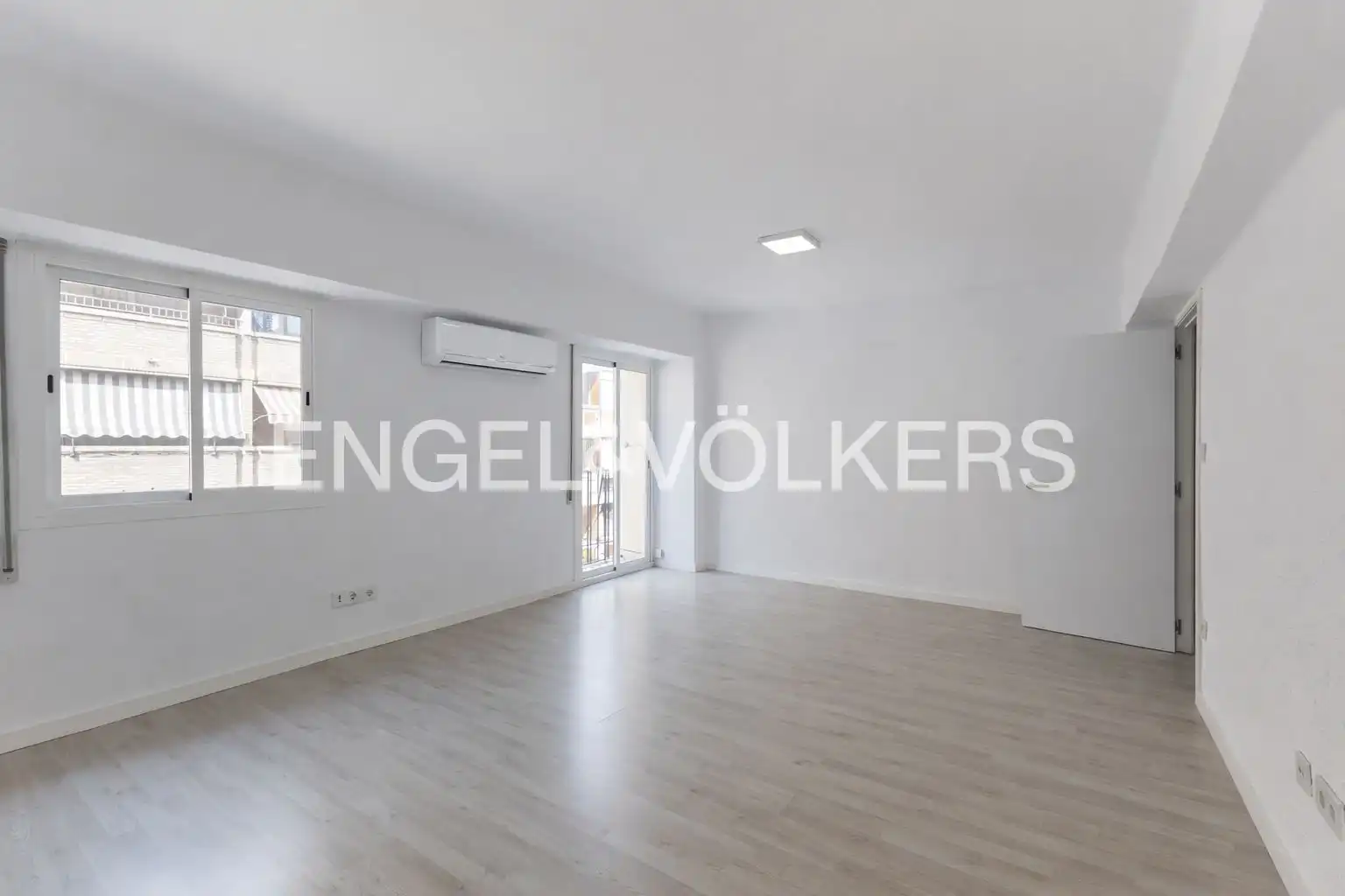Living room of Flat for rent in  Valencia Capital  with Air Conditioner, Heating and Storage room