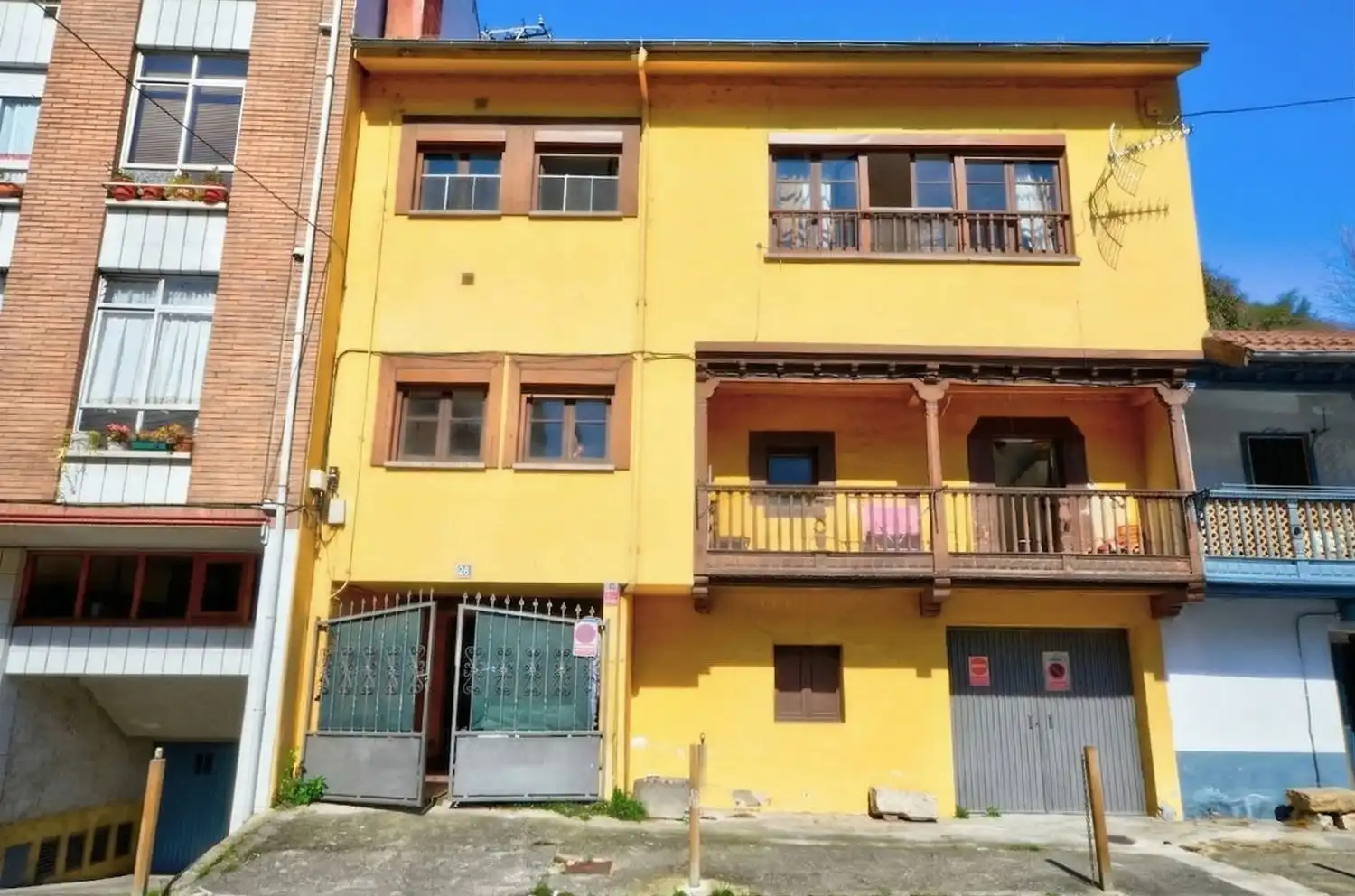 Vista exterior de Casa o xalet en venda en Lena amb Calefacció, Terrassa i Traster