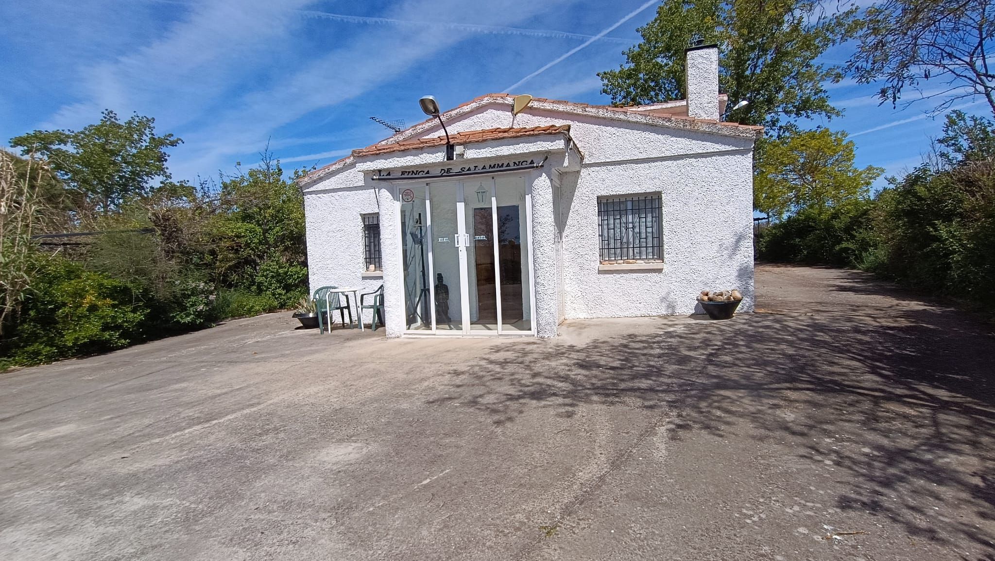 Vista exterior de Casa o xalet en venda en Villares de la Reina amb Calefacció i Moblat
