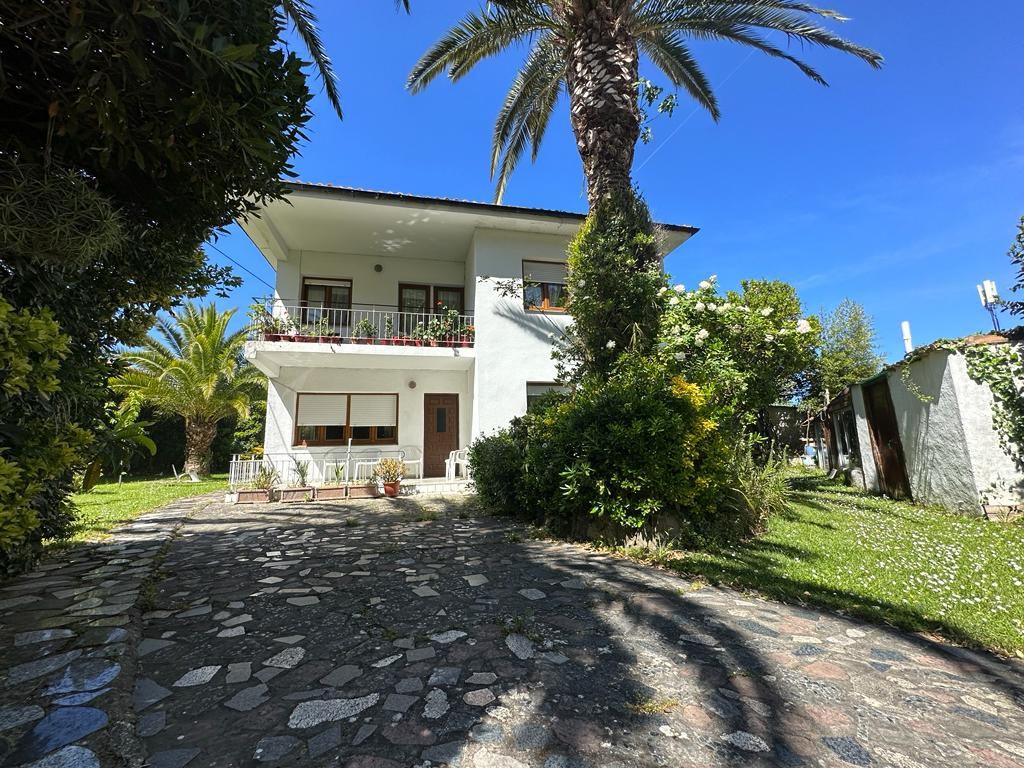 Vista exterior de Casa o xalet en venda en Noja amb Jardí privat, Terrassa i Balcó
