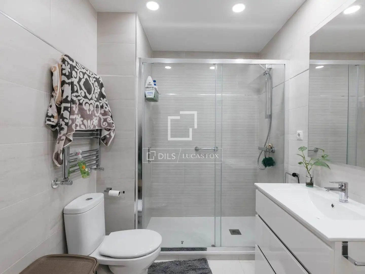 Bathroom of Flat for rent in Madrid  with Air Conditioner, Heating and Private garden