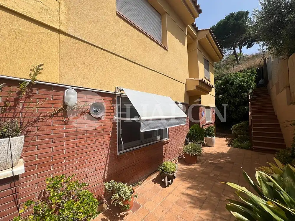 Vista exterior de Casa o xalet en venda en Vilassar de Dalt amb Aire condicionat, Calefacció i Jardí privat