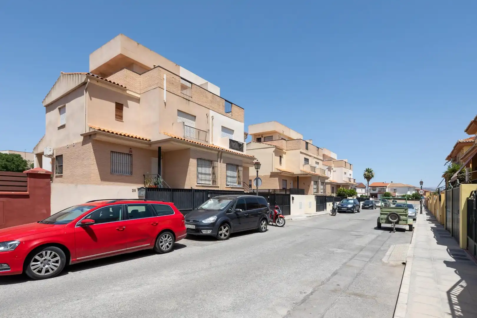 Vista exterior de Casa adosada en venda en Vegas del Genil amb Aire condicionat, Calefacció i Jardí privat