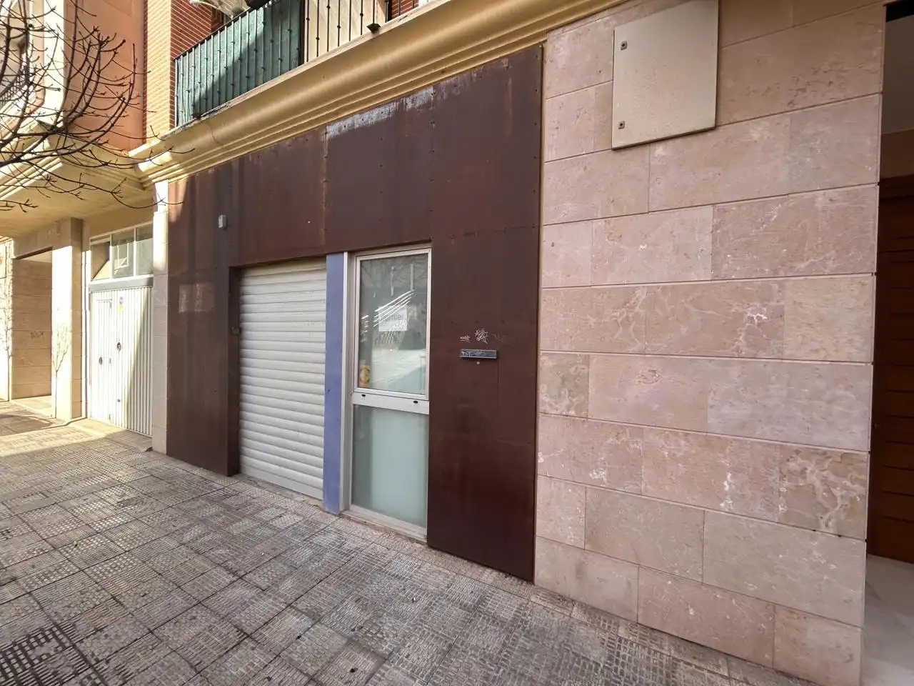 Vista exterior de Local en venda en Tudela amb Aire condicionat