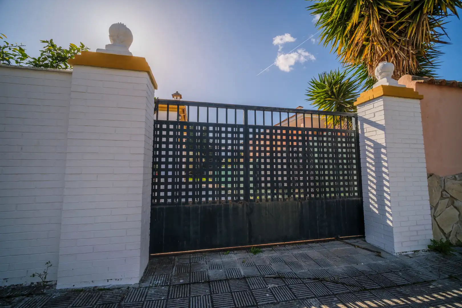 Vista exterior de Casa o xalet en venda en Montequinto amb Jardí privat, Terrassa i Moblat