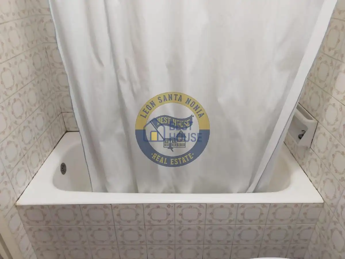 Bathroom of Flat for sale in Mansilla de las Mulas  with Private garden, Terrace and Storage room