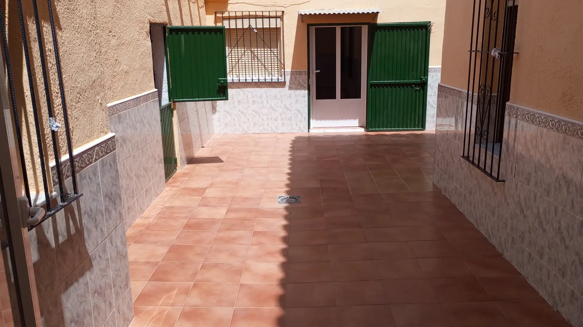 Vista exterior de Casa o xalet en venda en Baza amb Moblat