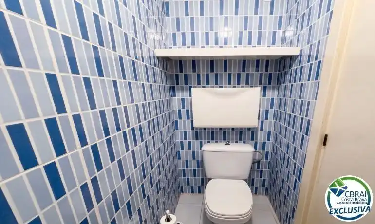 Bathroom of Study for sale in Roses  with Air Conditioner, Heating and Terrace
