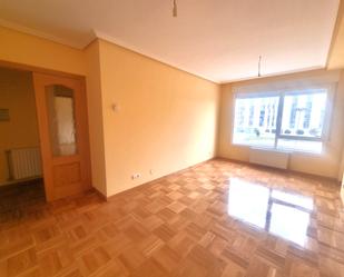 Sala d'estar de Apartament en venda en Burgos Capital amb Parquet, Terrassa i Traster