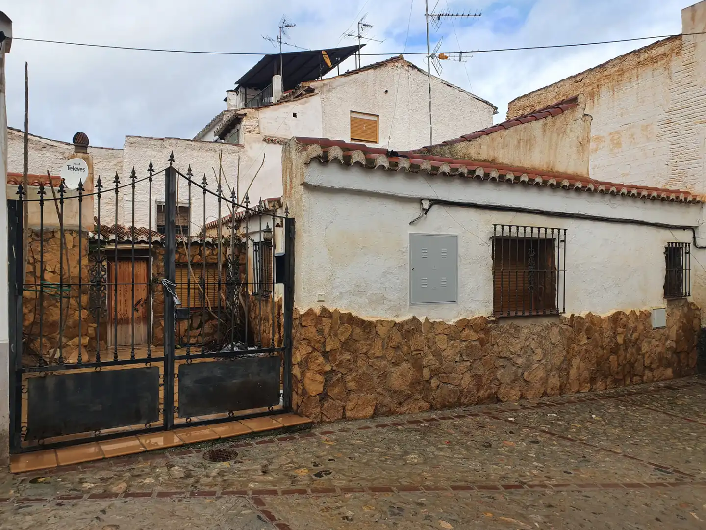 Vista exterior de Casa o xalet en venda en Guadix amb Terrassa i Moblat