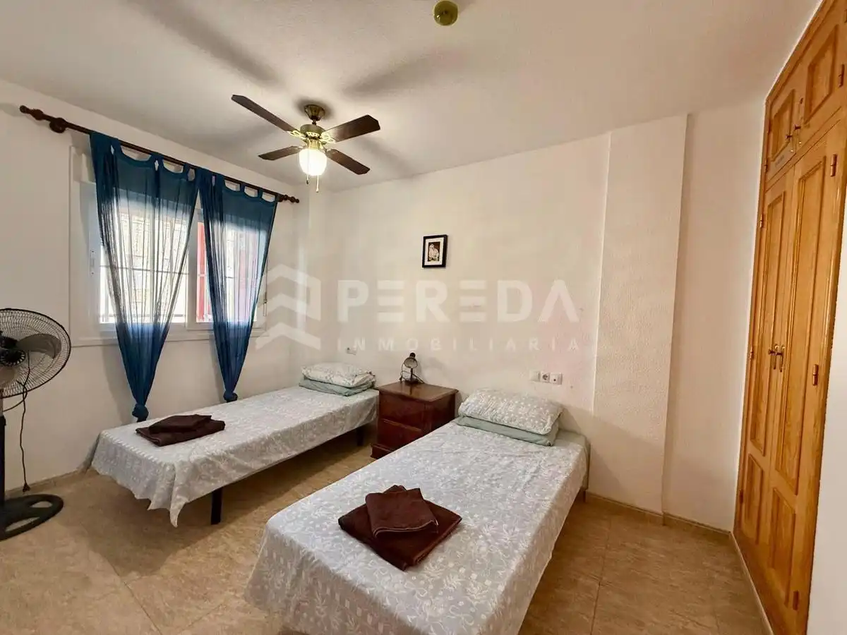 Dormitori de Apartament en venda en Roquetas de Mar amb Piscina comunitària
