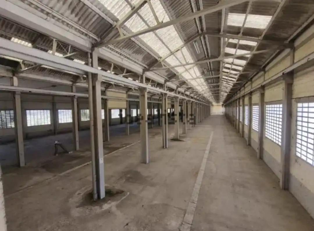 Außenansicht von Fabrikhallen zur Miete in Castellgalí