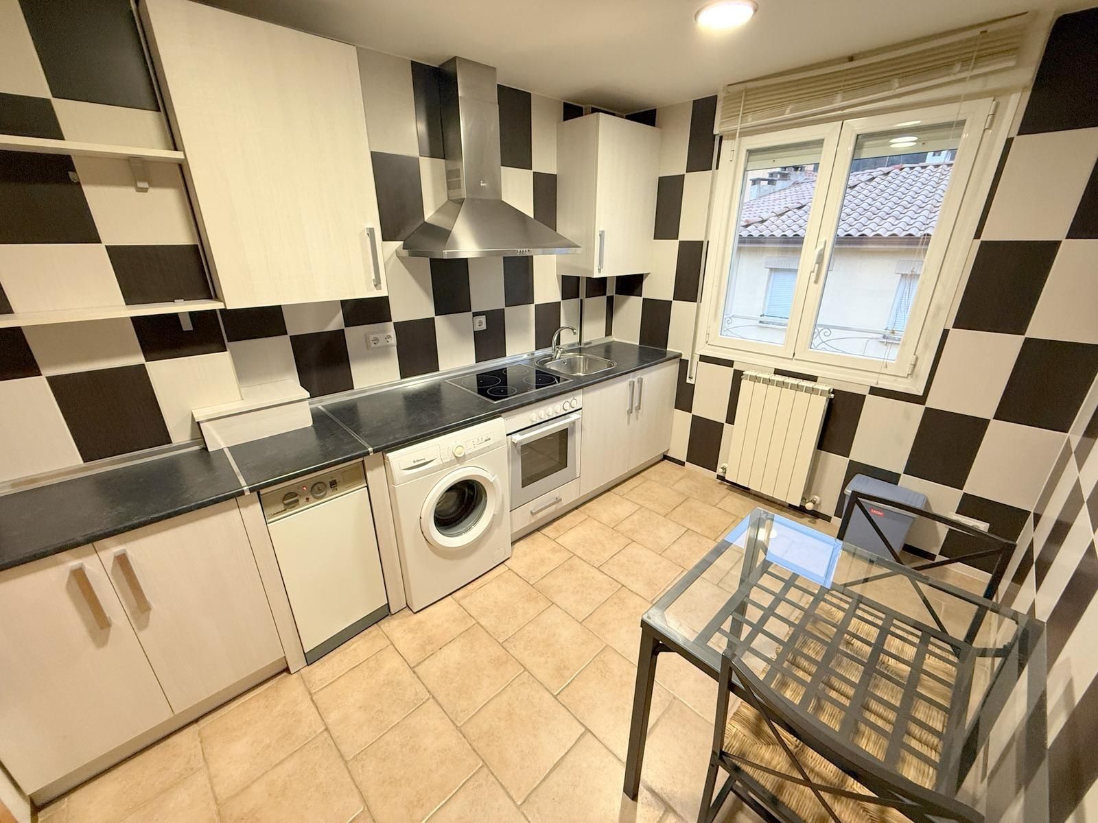 Cuina de Apartament en venda en Estella / Lizarra amb Calefacció, Parquet i Balcó