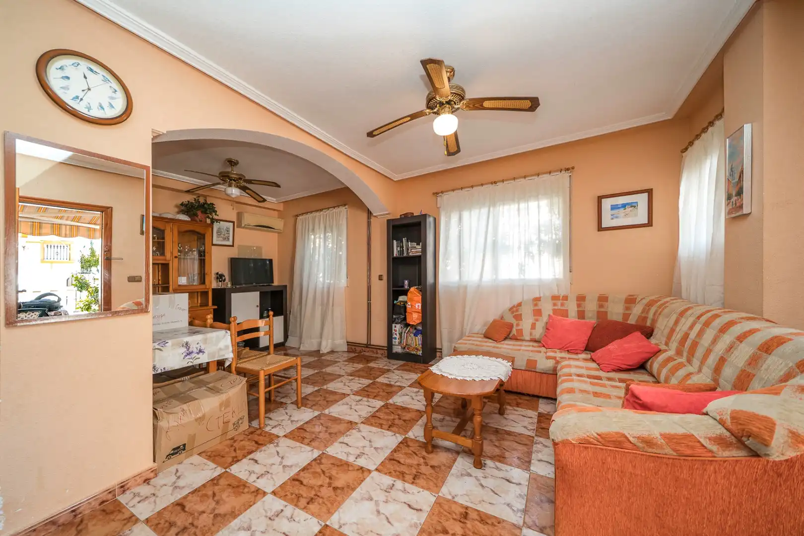 Sala d'estar de Casa o xalet en venda en Orihuela amb Aire condicionat, Terrassa i Piscina