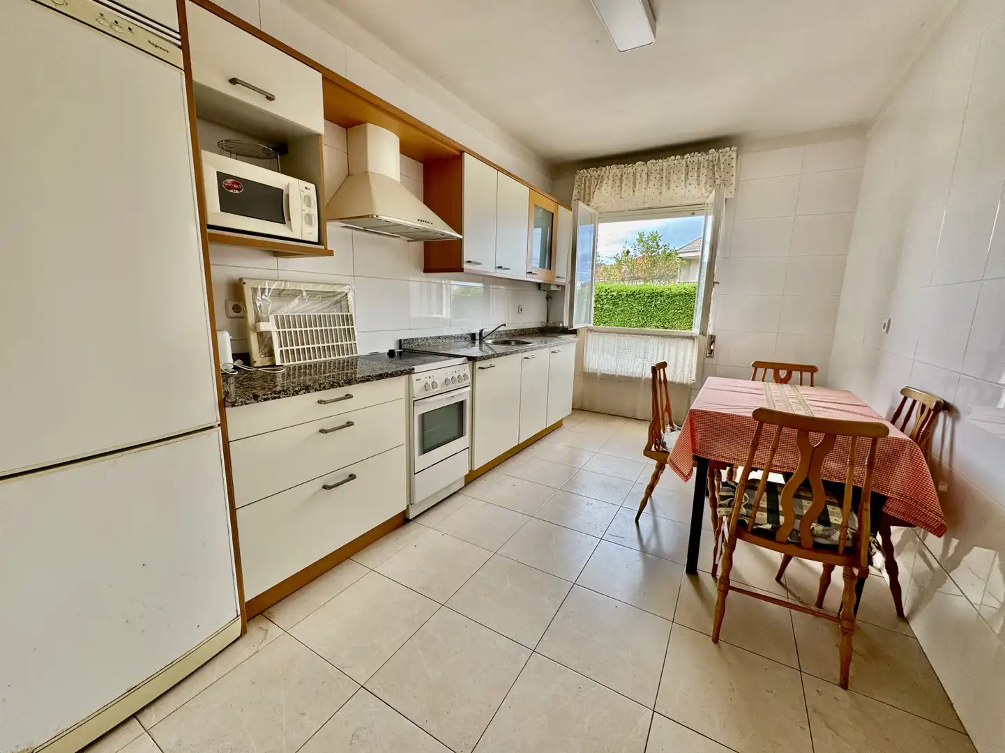 Cuina de Casa o xalet en venda en Medio Cudeyo amb Jardí privat i Parquet