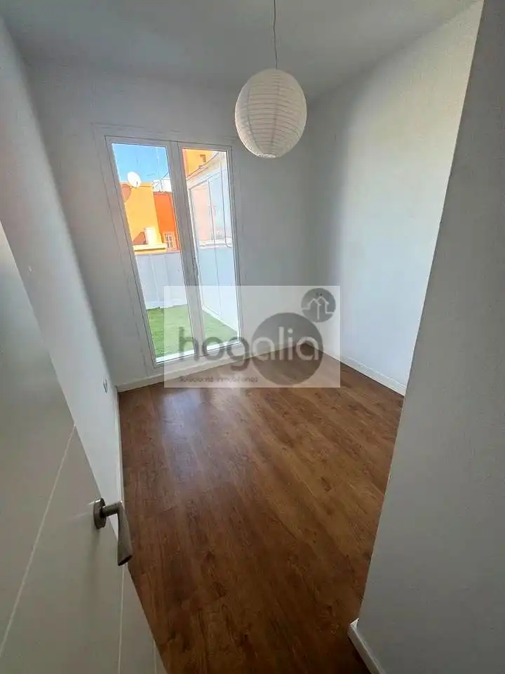 Schlafzimmer von Dachboden zur Miete in Sevilla mit Klimaanlage und Terrasse