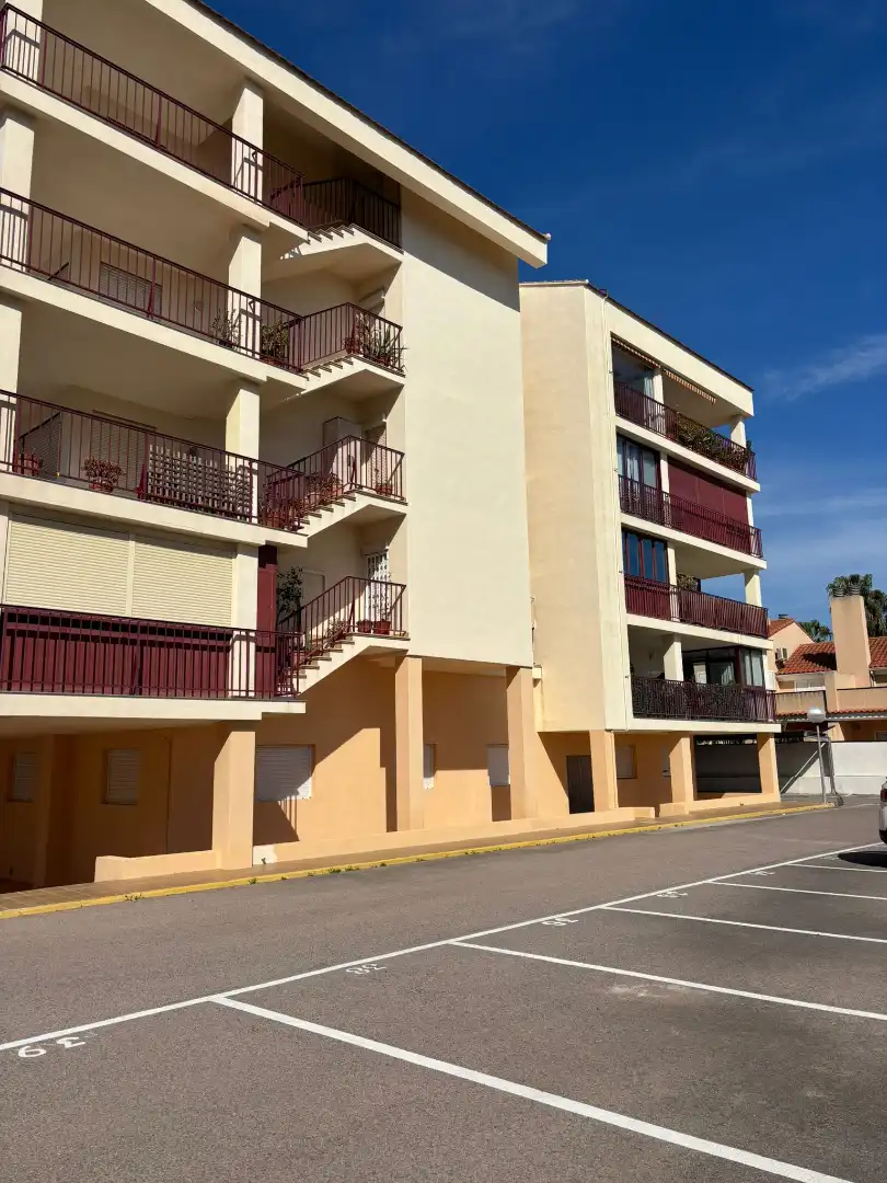 Vista exterior de Pis en venda en Sagunto / Sagunt amb Aire condicionat, Jardí privat i Terrassa