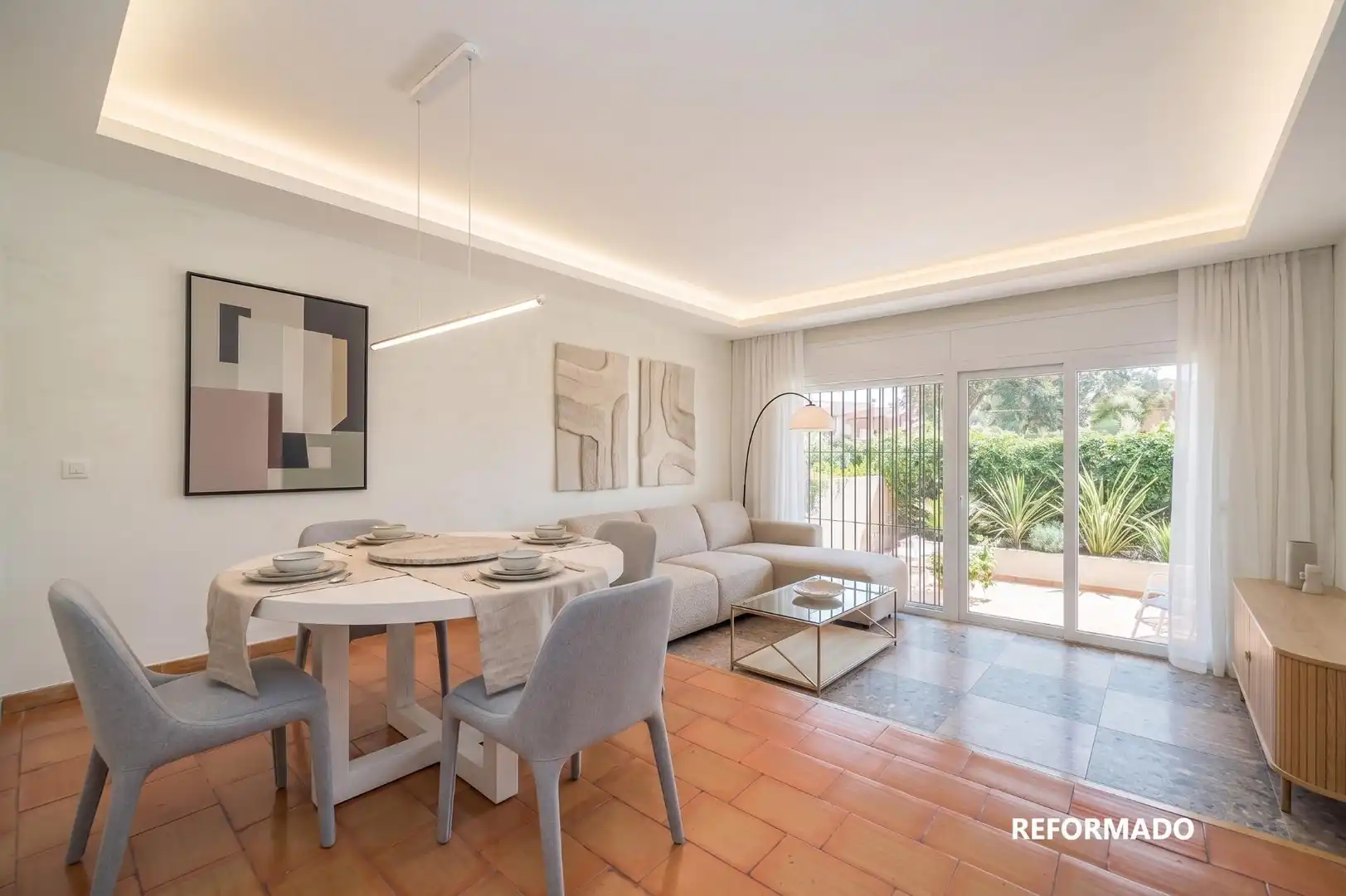 Sala de estar de Casa adosada en venta en Pozuelo de Alarcón con Aire acondicionado, Calefacción y Jardín privado