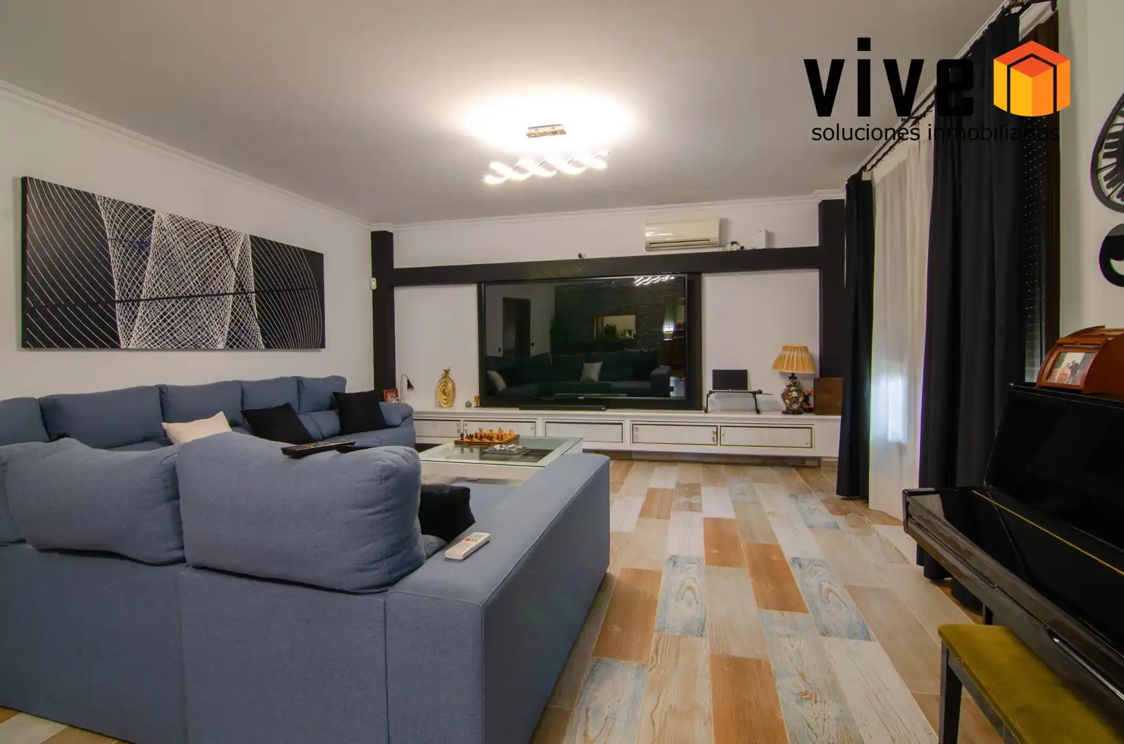 Sala d'estar de Casa o xalet en venda en La Rinconada amb Aire condicionat, Calefacció i Jardí privat