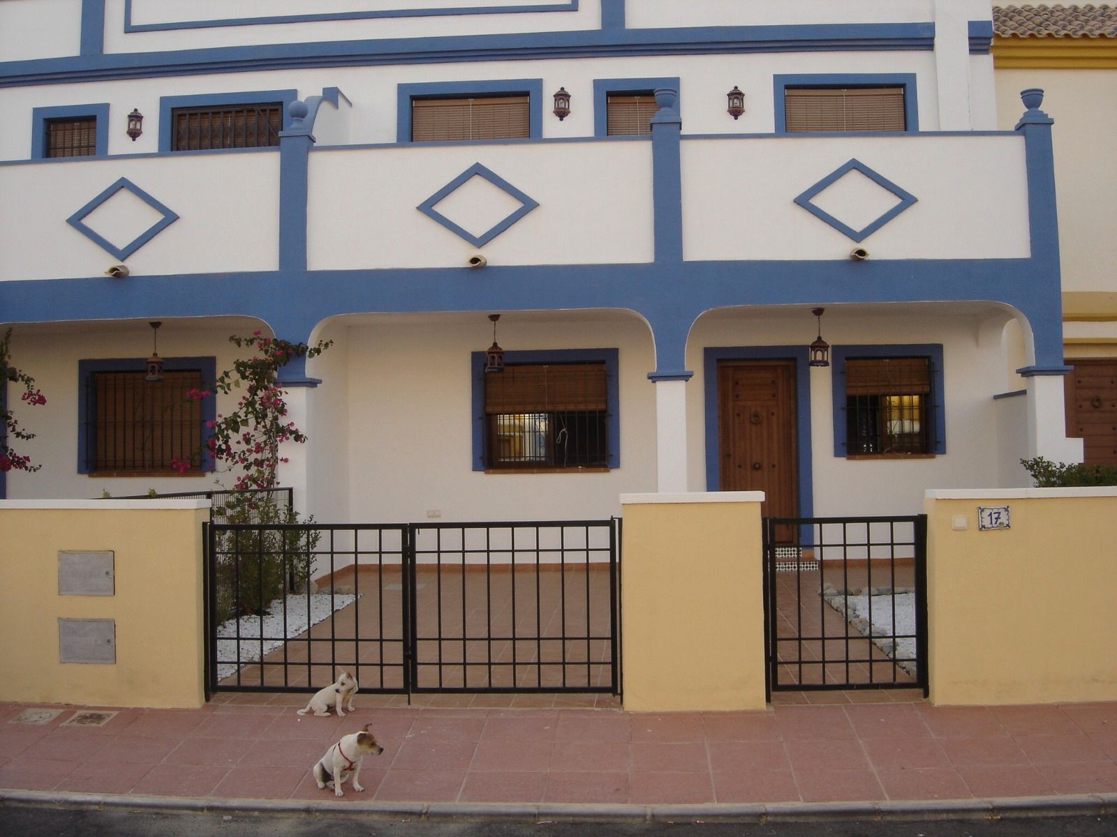 Vista exterior de Casa adosada en venda en San Javier amb Aire condicionat, Calefacció i Jardí privat