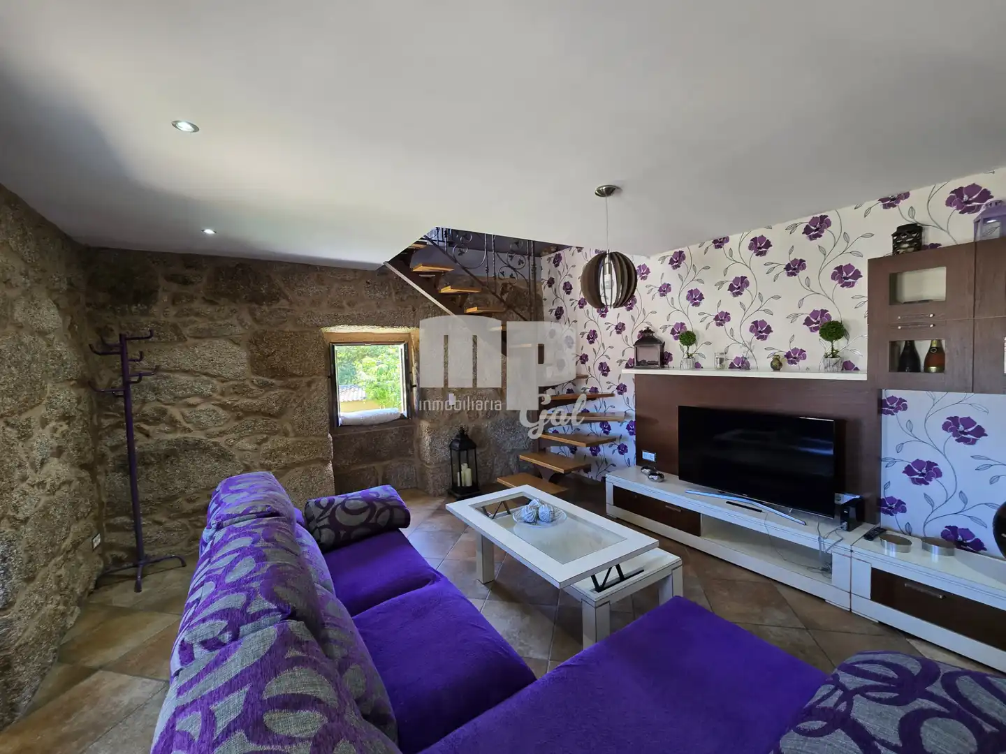 Sala d'estar de Finca rústica en venda en Moaña amb Jardí privat, Traster i Moblat