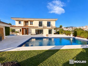 Chalet con balcón en venta en Calle Venecia 1