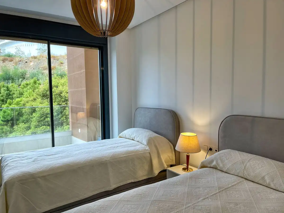 Schlafzimmer von Wohnung zur Miete in Benahavís mit Klimaanlage, Terrasse und Möbliert