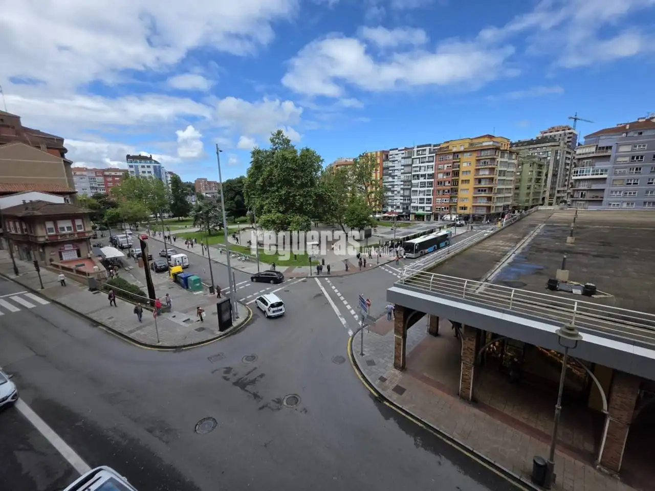 Vista exterior de Pis en venda en Avilés amb Calefacció, Parquet i Terrassa